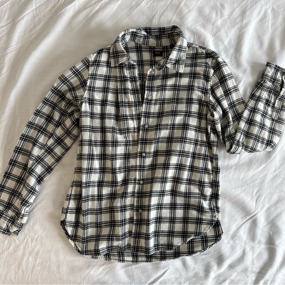 Uniqlo Black and White Women’s Casual Button Down Shirt